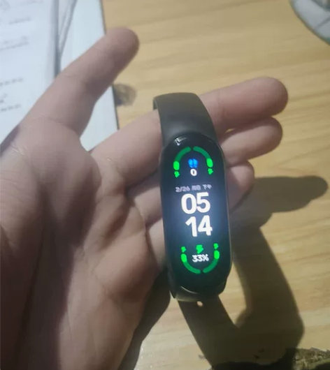 小米运动手环6，屏幕小刮花，送充电线，送表...