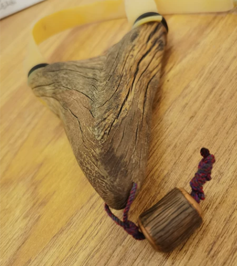 崖柏弹弓纯手工制作。 感兴趣的话点“我想要...