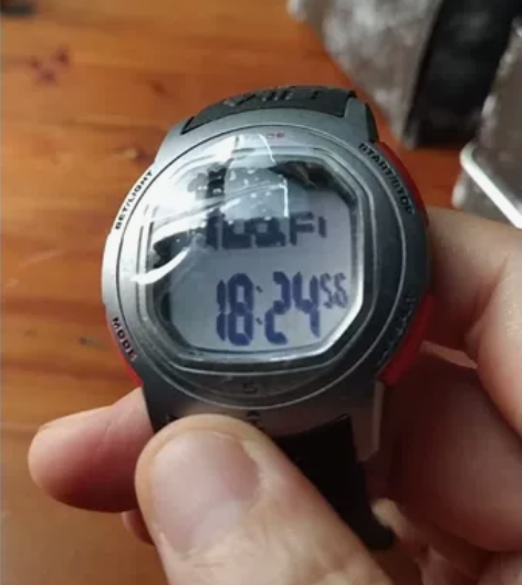 Fila牌复古未来主义运动塑胶腕表，全新，...