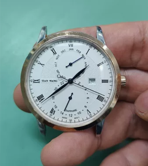 一块多功能的手表，多种日历显示。日历，每天...