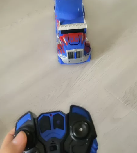 包邮擎天柱全新，遥控汽车大黄蜂和擎天柱变形...