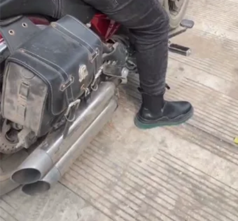 国威GW250电喷双缸400CC摩托车无倒...