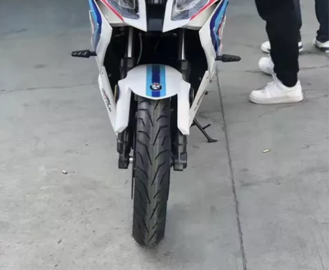 宝马双r 1000cc 水冷高配 白色车子...