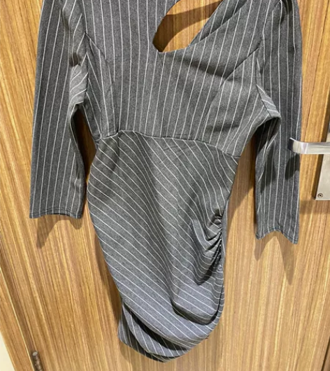 紧身包臀职业装连衣裙长度很长，无上身照不退...