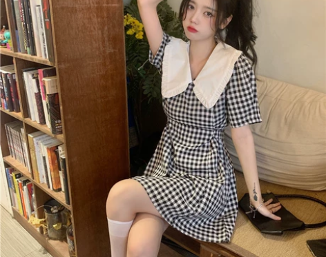 娃娃领格子拼接连衣裙女夏2023新款法式初...