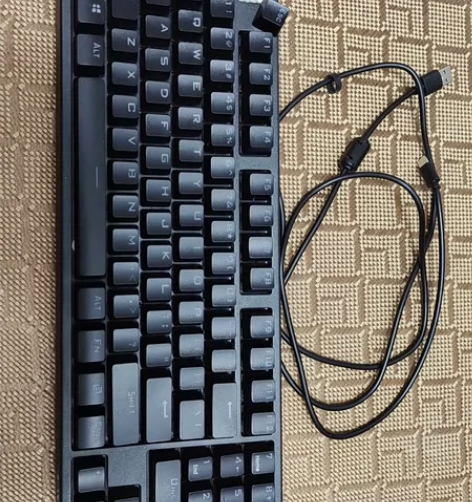 雷神红轴机械键盘 没用几次  灯光效果好看...