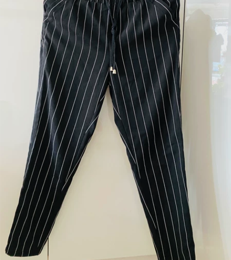 拉夏贝尔旗下品牌 九分裤，面料薄 凉快舒适...