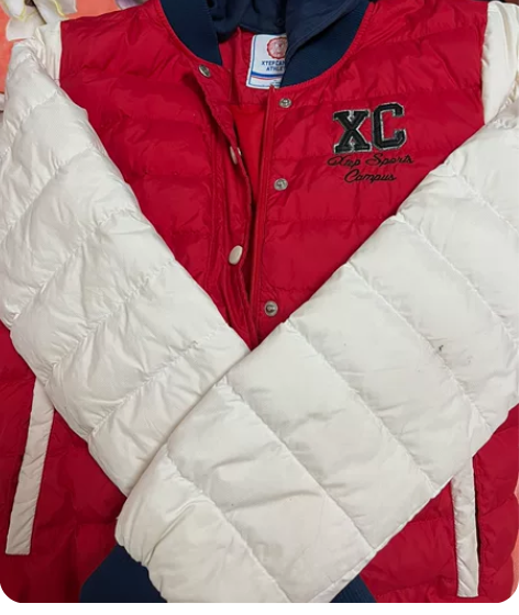 特步棉服 帽子可拆卸，很流行的棒球服款式穿...