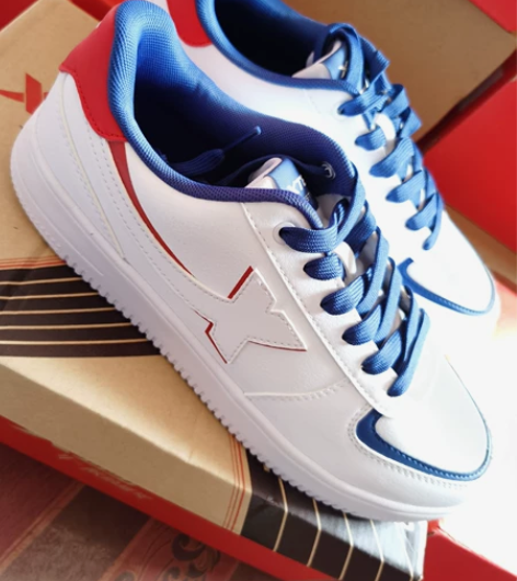 特步男鞋板鞋 全新 42码 42码 皮面透...