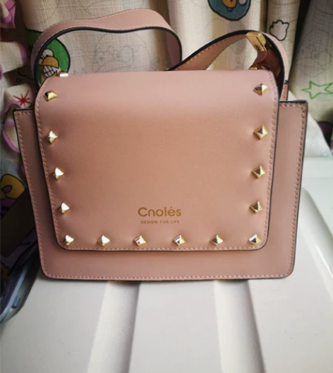 香港蔻一牛皮斜挎包豆沙粉，99新包包太多现...