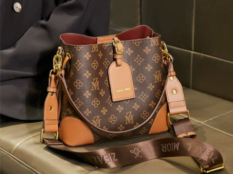 ?名牌专柜包包女百搭水桶包2023新款真皮...