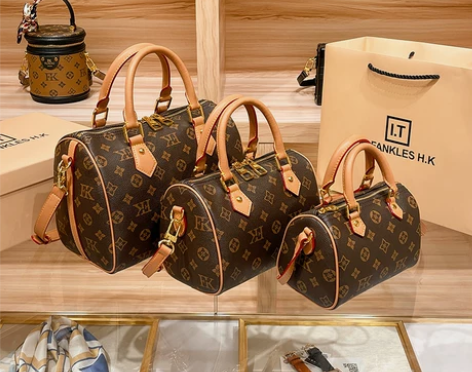 香港代购真皮女包波士顿枕头包女斜挎包老花单...