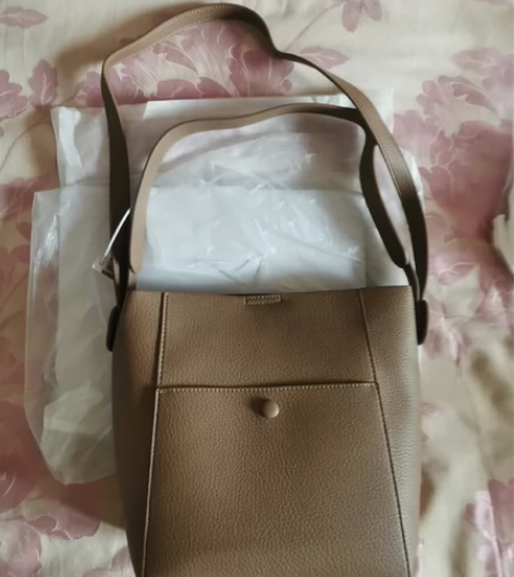 买太多了背不赢了，出全新袋鼠品牌包包，都是...