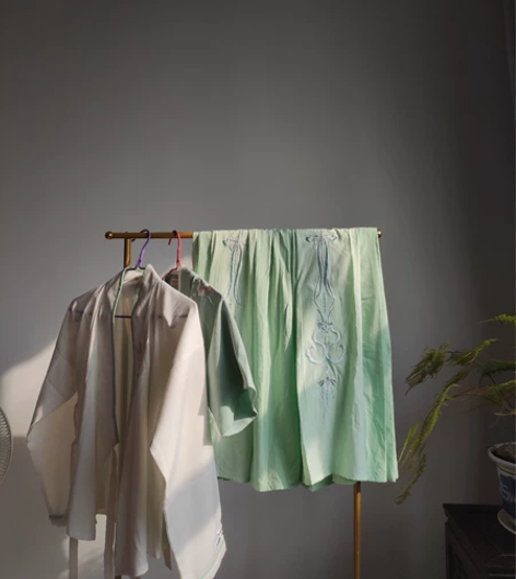 汉尚华莲,三件套八成新 感兴趣的话点“我想...