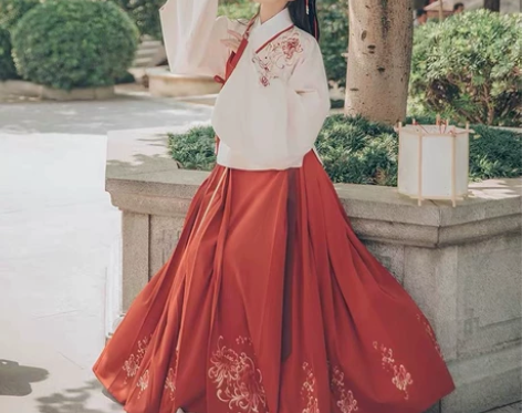 汉尚华莲芙蓉月袄裙 感兴趣的话点“我想要”...