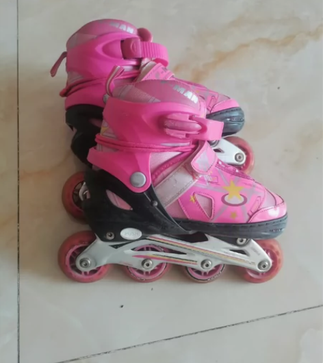 女生轮滑34-38可调，闪光轮。 感兴趣的...