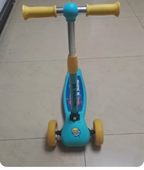 小黄鸭的滑板车，买来不敢骑，就在客厅遛遛，...