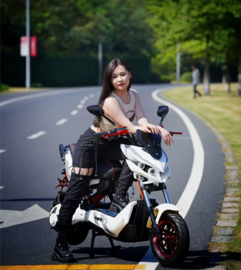 小战狼电动车都市机车男女装街车流动在城市的...