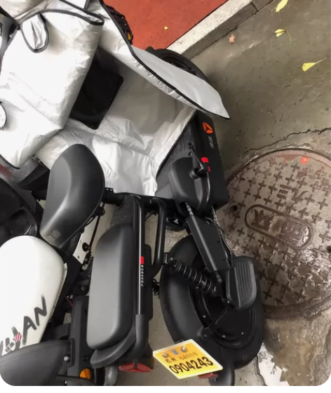 雅迪电动车，挂的黄牌哦，脚踏板取掉了，因为...