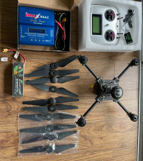碳纤维小四轴无人机，自己做飞控开发用的。轴...