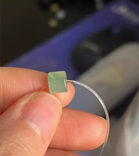天然翡翠冰绿飘花小桶珠～卡6.8，5，表面...