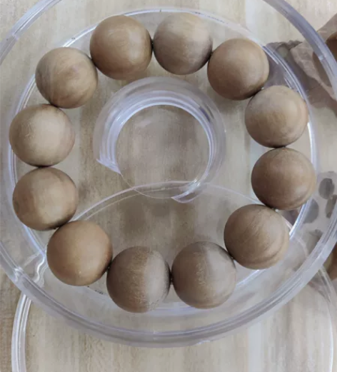 这串檀香手串来自浩瀚的南太平洋其中一个岛国...