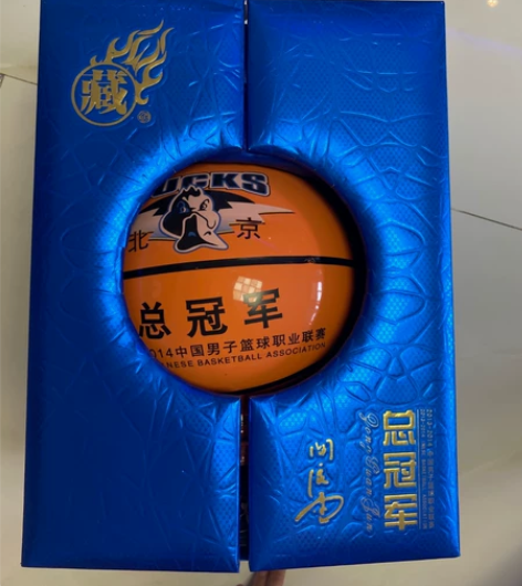 首钢总冠军纪念品。全新。多名夺冠球员亲笔签...