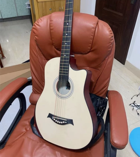 吉他大学在琴行自买来学着弹的，结果现在工作...