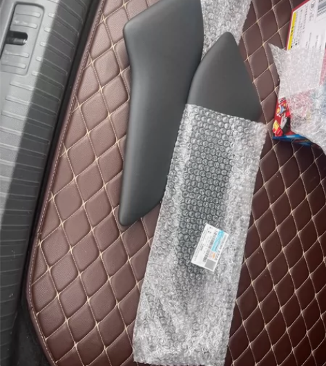 辉昂膝盖护板  原车拆下来的 需要的联系我...