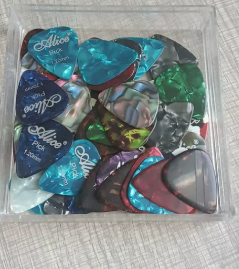 一盒吉他拨片，大概30个左右 感兴趣的话点...