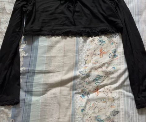 黑色短款罩衫搭配小背心穿 穿过一俩次几乎全...