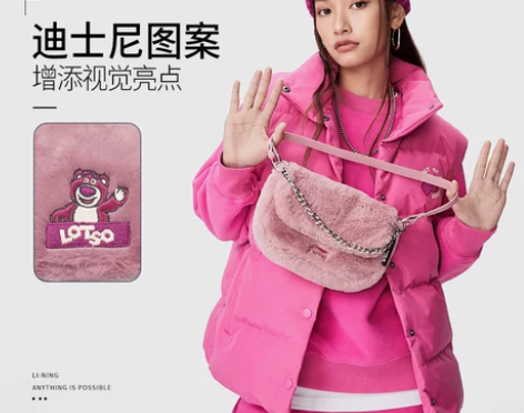 李宁X迪士尼玩具总动员草莓熊单肩包官方正品...