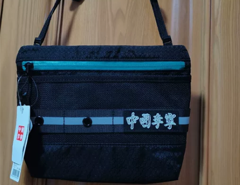 中国李宁斜挎包，质量很好，只有一个 看好售...