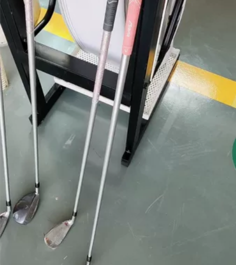 高尔夫球杆7号杆  9新 低出。包邮。 感...