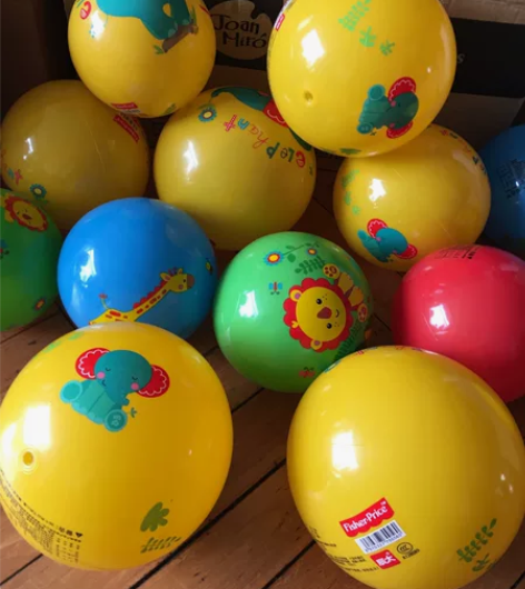 费雪皮球瑕疵大的20cm左右，小的13cm...