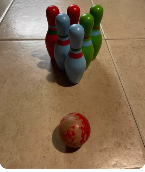 实木保龄球玩具,球有点掉漆,其它都完好,瓶...
