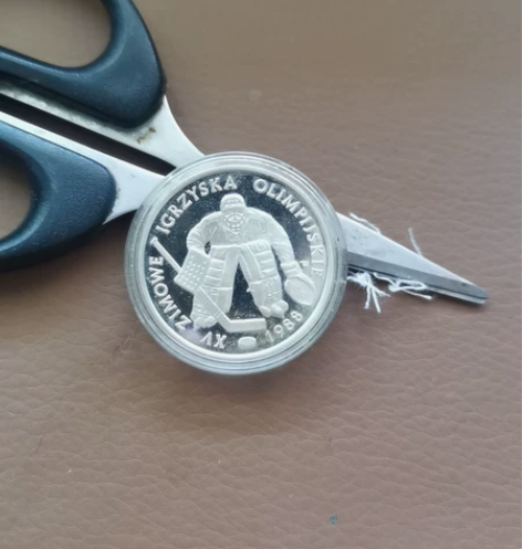 【低价币】1988年波兰冰球16.5克银币...