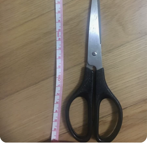 得力不锈钢黑把手剪刀有使用痕迹，非常锋利，...