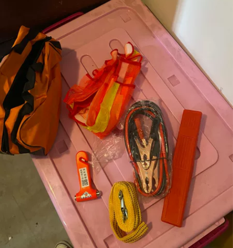 车载工具包。全新。里面全是车上可以用到的东...