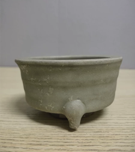 龙泉窑琴炉，高4.5厘米，口8.7厘米，底...