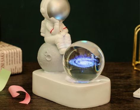 创意树脂宇航员水晶球发光小夜灯摆件桌面装饰...