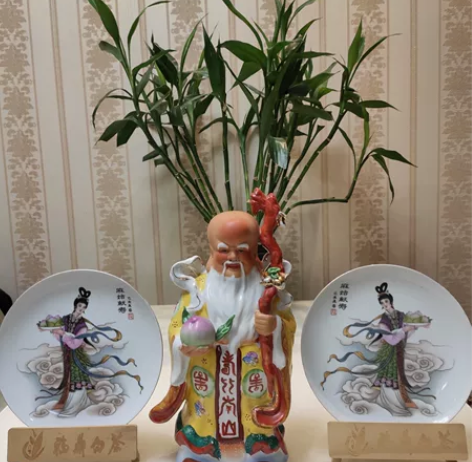 己未年1979年麻姑献寿赏盘一对，大尺寸长...