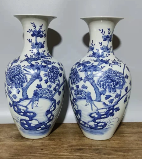 大清康熙年制青花喜鹊登枝花瓶一对，画工精美...