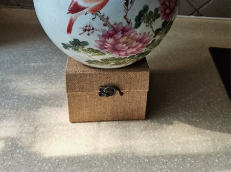 花鸟罐子一个，口沿小米粒磕外几乎全品，釉水...