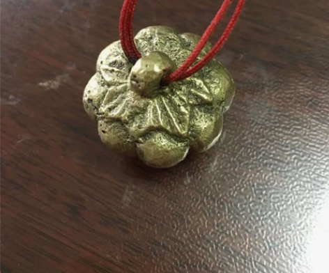 清代黄铜秤砣一枚，品相完好，铸造精细，器型...