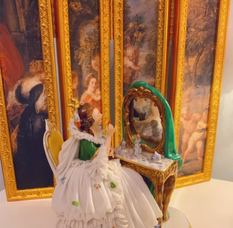 蕾丝瓷偶及其少见的稀有款，美人对镜梳妆，独...