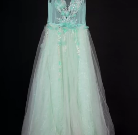 设计师款高档礼服 ，裁剪版型做工非常好，不...