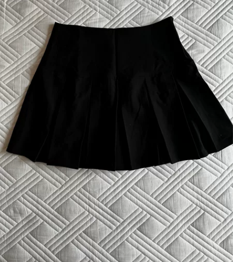 衣服介绍：几乎全新，经典百搭黑色学院风百褶...