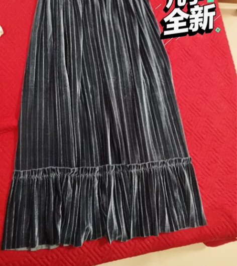 雾霾蓝丝绒长裙 + 碎花吊带裙 穿过一两次...