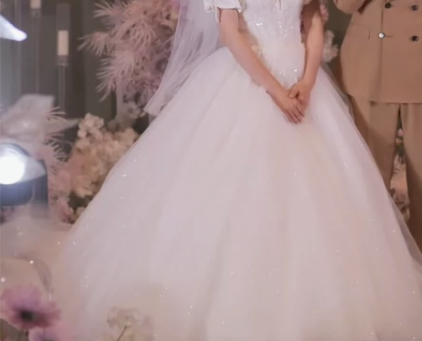 婚礼结束泡泡袖拖尾婚纱出闲置 重工在逃公主...